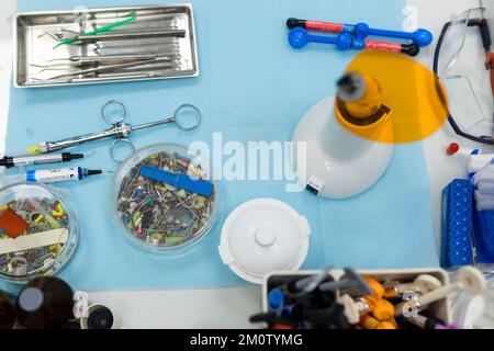 Diversi strumenti dentali e strumenti in un ufficio dentisti Foto Stock