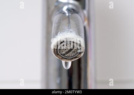 Perdite di acqua da un rubinetto rotto. Perdita d'acqua in bagno, corrosione da vicino. Foto Stock