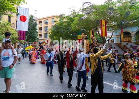 Sfilata in roaming a Medina Centrale, il Pearl District Doha, Qatar. Foto Stock