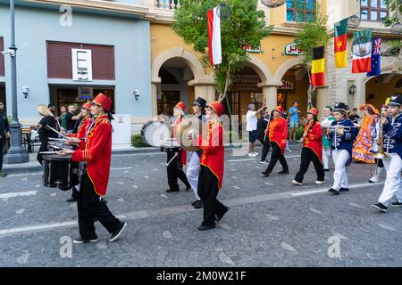 Sfilata in roaming a Medina Centrale, il Pearl District Doha, Qatar. Foto Stock