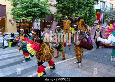 Sfilata in roaming a Medina Centrale, il Pearl District Doha, Qatar. Foto Stock