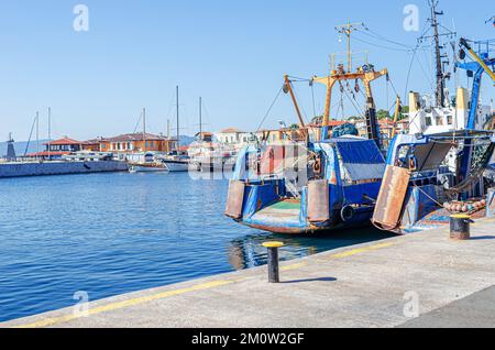 Barche da pesca nella baia sullo sfondo della città vecchia di Nessebar, Bulgaria. Foto Stock