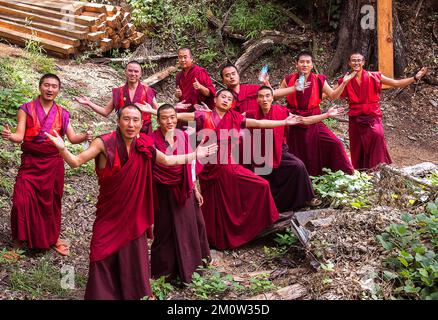 Monaci in posa sul TBT Trans Bhutan Trail Foto Stock