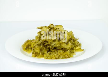 Cetrioli sott'aceto grattugiati su un piatto - concetto di ingredienti per zuppa di cetrioli Foto Stock