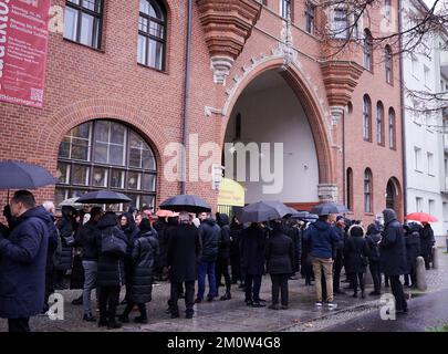 Berlino, Germania. 08th Dec, 2022. La gente si riunisce su Schönhauser Allee per il servizio funerario del defunto fondatore di McFit Rainer Schaller, morto in un incidente aereo. Credit: Annette Riedl//dpa/Alamy Live News Foto Stock