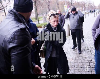 Berlino, Germania. 08th Dec, 2022. Lilli Schweiger arriva al funerale per il defunto fondatore di McFit Rainer Schaller, morto in un incidente aereo. Credit: Annette Riedl//dpa/Alamy Live News Foto Stock