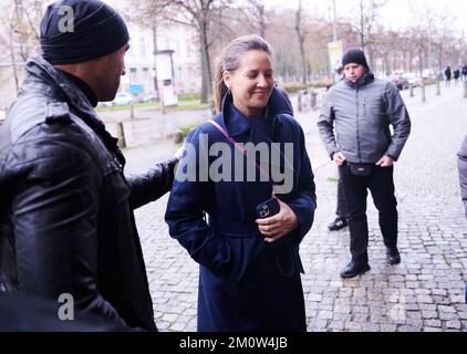 Berlino, Germania. 08th Dec, 2022. Dana Schweiger arriva al funerale per il defunto fondatore di McFit Rainer Schaller, morto in un incidente aereo. Credit: Annette Riedl//dpa/Alamy Live News Foto Stock