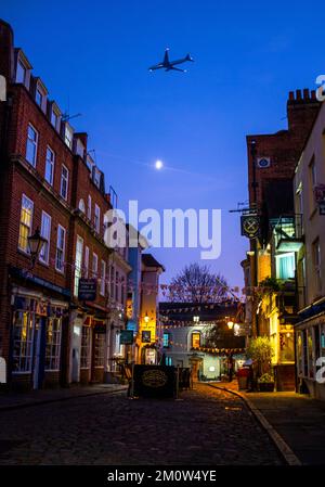 Royal Windsor di notte con la luna e il jet plane che volano sopra in Berkshire , Inghilterra , Regno Unito Foto Stock