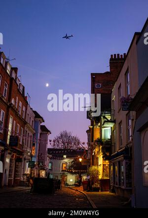 Royal Windsor di notte con la luna e il jet plane che volano sopra in Berkshire , Inghilterra , Regno Unito Foto Stock