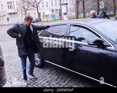 Berlino, Germania. 08th Dec, 2022. L'attore e regista Til Schweiger partecipa al funerale per il defunto fondatore di McFit Rainer Schaller, morto in un incidente aereo. Credit: Annette Riedl//dpa/Alamy Live News Foto Stock