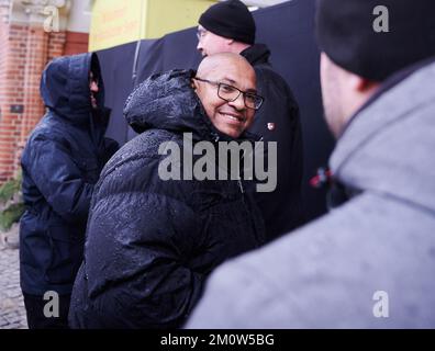 Berlino, Germania. 08th Dec, 2022. Pierre Geisensetter, presentatore, arriva al servizio funerario per il defunto fondatore di McFit Rainer Schaller, morto in un incidente aereo. Credit: Annette Riedl//dpa/Alamy Live News Foto Stock