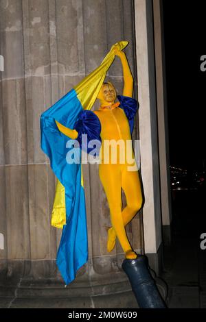 Impressionen - Solidaeritaetsdemonation mit der Ukraine nach dem Einmarsch der russischen Tuppen, das Brandenburger Tor wird als Zeichen der Solid Foto Stock