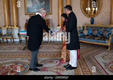 Re Carlo III riceve sua Eccellenza l'Alto Commissario per l'India Vikram Doraiswami e la signora Sangeeta Doraiswami durante un'udienza a Buckingham Palace, Londra. Data immagine: Giovedì 8 dicembre 2022. Foto Stock