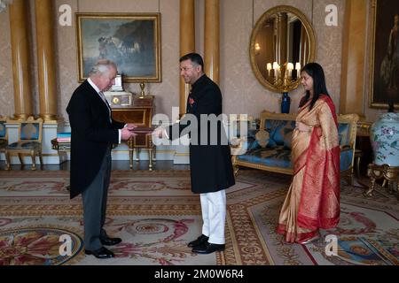 Re Carlo III riceve sua Eccellenza l'Alto Commissario per l'India Vikram Doraiswami e la signora Sangeeta Doraiswami durante un'udienza a Buckingham Palace, Londra. Data immagine: Giovedì 8 dicembre 2022. Foto Stock