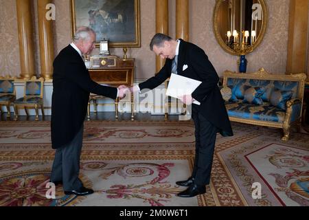 Re Carlo III riceve sua Eccellenza l'Ambasciatore della Repubblica di Lituania Eitvydas Bajarunas durante un'udienza a Buckingham Palace, Londra. Data immagine: Giovedì 8 dicembre 2022. Foto Stock