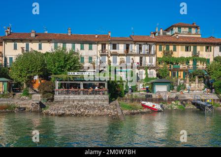 Isola superiore, vista in estate di un bar sul lungomare di Isola superiore - o Isola pescatori - sul Lago maggiore, Piemonte, Italia Foto Stock