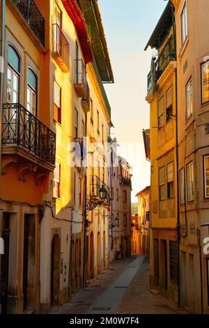 Città vecchia con architettura tradizionale, facciate piastrellate di stradine strette al sole del tramonto, Porto, Portogallo Foto Stock