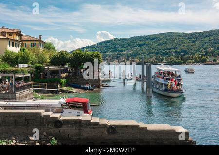 Isola superiore, vista in estate delle persone che sbarcano in traghetto a Isola superiore - o Isola pescatori - sul Lago maggiore Foto Stock