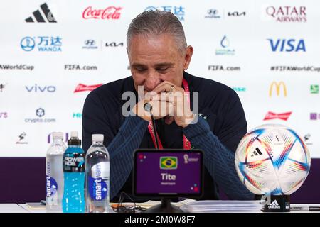 Il coach brasiliano Tite parla ai media durante la conferenza stampa brasiliana al Centro nazionale delle Convenzioni del Qatar a Doha, Qatar, il 08 dicembre 2022. Foto: Goran Stanzl/PIXSELL Foto Stock