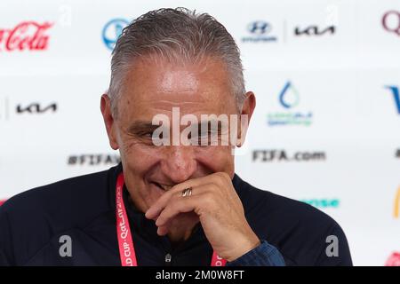 Il coach brasiliano Tite parla ai media durante la conferenza stampa brasiliana al Centro nazionale delle Convenzioni del Qatar a Doha, Qatar, il 08 dicembre 2022. Foto: Goran Stanzl/PIXSELL Foto Stock