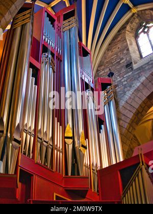 Le lucenti e in gran parte latta tubi dell'organo nella Cattedrale di St Giles sul Royal Mile nella città vecchia di Edimburgo, Scozia, Regno Unito. L'organo a tubo è stato completato Foto Stock