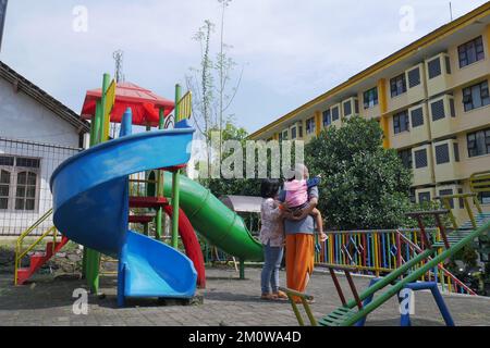 Sufficiente alloggio asiatico per una piccola famiglia composta da un padre, una madre e uno o due figli Foto Stock