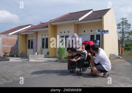 Sufficiente alloggio asiatico per una piccola famiglia composta da un padre, una madre e uno o due figli Foto Stock