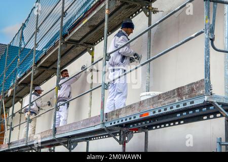 Pittori intonacati sulla facciata esterna di una casa residenziale a Schulstrasse a Mutterstadt, Germania Foto Stock
