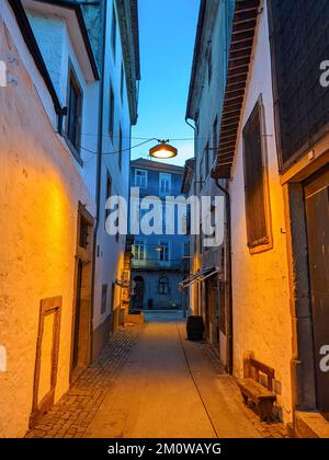 Sera strada stretta della città vecchia in lanter luce, tradizionale architettura portoghese, Porto, Portogallo Foto Stock