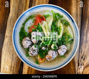 Zuppa di noodle Vienamese con maiale (chiamato Bun Moc). Foto Stock