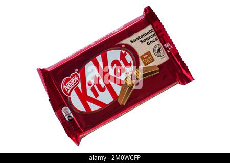 Barra di cioccolato al latte Nestle KitKat isolata su sfondo bianco - barra di cioccolato KitKat Kit-Kat Kit Kat - cacao di origine sostenibile Foto Stock