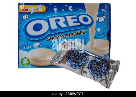 Scatola di biscotti Oreo ricoperti di neve con una confezione rimossa isolata su sfondo bianco - Oreos Foto Stock