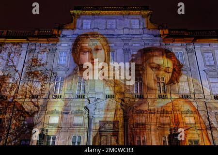 LIONE, FRANCIA, 7 dicembre 2022 : Palais St-Pierre, il museo delle belle arti, durante il Festival delle luci. Il Fete des Lumieres rivela la bellezza di Lione A. Foto Stock