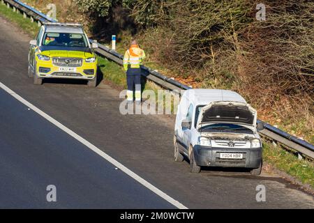 Manchester. Meteo nel Regno Unito. 8 Dec 2022. Come conseguenza di temperature estreme di congelamento notturno molto fredde, un furgone partner Peugeot si ferma con un radiatore che perde sull'autostrada M61 UK. Credit; MediaWorldImages.AlamyLiveNews Foto Stock