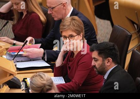 Edimburgo, Scozia, Regno Unito. 8th Dec, 2022. NELLA FOTO: Nicola Sturgeon MSP, primo ministro della Scozia e leader del Partito nazionale scozzese (SNP). Sessione settimanale delle interrogazioni dei primi Ministri al Parlamento scozzese, Holyrood. Credit: Colin D Fisher Credit: Colin Fisher/Alamy Live News Foto Stock