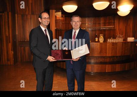 Berlino, Germania. 08th Dec, 2022. L'ex ambasciatore tedesco presso la Czechia Christoph Israng (a sinistra) riceve la medaglia d'oro dell'Università Carlo di Praga presso l'ambasciata ceca a Berlino dall'ex Rettore dell'Università Carlo Tomas Zima a Berlino, in Germania, il 8 dicembre 2022. Credit: Ales Zapotocky/CTK Photo/Alamy Live News Foto Stock