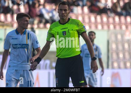 Reggio Calabria, Italia. 08th Dec, 2022. Mariani si refree durante la Reggina 1914 vs Frosinone Calcio, partita italiana di calcio Serie B a Reggio Calabria, dicembre 08 2022 Credit: Independent Photo Agency/Alamy Live News Foto Stock