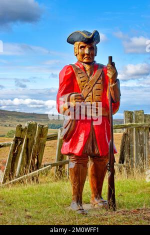 Dava Way Trail Moray Scotland scolpito replica di legno di un miliziaman visto lungo la passeggiata Foto Stock