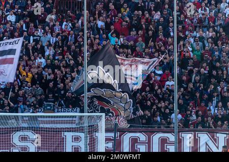 Reggio Calabria, Italia. 08th Dec, 2022. Tifosi di Reggina durante la Reggina 1914 vs Frosinone Calcio, Campionato Italiano di calcio Serie B a Reggio Calabria, dicembre 08 2022 Credit: Independent Photo Agency/Alamy Live News Foto Stock