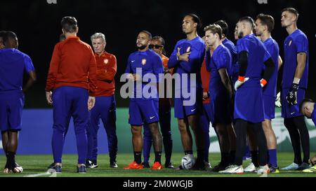 DOHA - (lr) Coach Louis van Gaal, fisiologo dell'esercizio fisico Jos van Dijk, Memphis Depay, Virgil van Dijk, Frenkie de Jong, Justin Bijlow, Luuk de Jong, Andries Noppert durante una sessione di formazione della nazionale olandese presso il complesso di formazione dell'Università del Qatar il 8 2022 dicembre a Doha, in Qatar. La nazionale olandese si sta preparando per i quarti di finale contro l'Argentina. ANP KOEN VAN WEEL Foto Stock