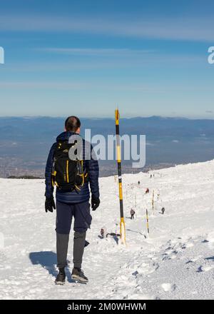 Escursioni su un sentiero per il picco Nero vertice a 2290 m in Vitosha montagna che domina Sofia, Bulgaria, Europa orientale, Balcani, UE Foto Stock