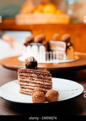 Piatto con un pezzo di deliziosa torta al cioccolato fatta in casa sul tavolo Foto Stock