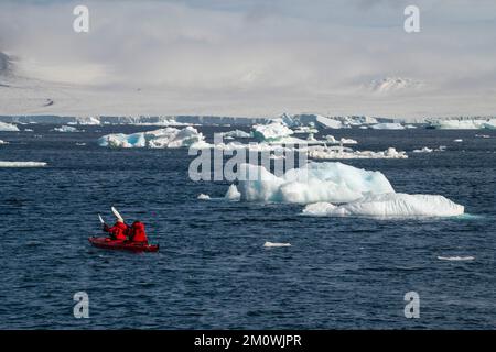 Nave da crociera Expedition gli ospiti del Comandant Charchot sono in kayak a Paulet Island, Weddell Sea, Antartide. Foto Stock