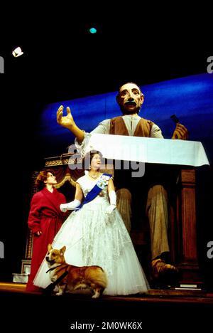 Ruby Evans (Sophie), marcia King (la Regina) con Claude i corgi nel BFG (GRANDE GIGANTE AMICHEVOLE) di Roald Dahl al Teatro Albery, Londra SW19 23/11/1993 adattato & diretto da David Wood design: Susie Caulcutt Foto Stock