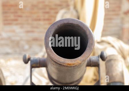 macro fotografia in primo piano del muso di un antico cannone del 16th ° secolo. All'aperto fotografia scattata nella ricreazione di un campo militare del XVI Foto Stock