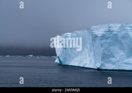 Iceberg tabulare deriva in Antartico Sound, Antartide. Foto Stock