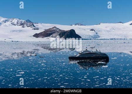 Veduta aerea della nave da crociera delle spedizioni polari le Commandant Charcot, Larsen Inlet, Weddell Sea, Antartide. Foto Stock