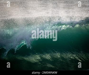 Onde che si schiantano nelle coste della Cornovaglia - tempesta - barili - Surf Foto Stock