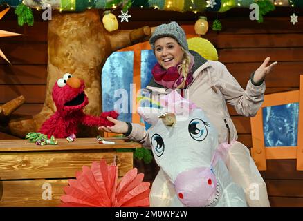 Erfurt, Germania. 08th Dec, 2022. Singa Gätgens, che ospita la "Kika Treehouse", e il personaggio di Sesame Street Elmo si trovano su un appuntamento fisso durante le riprese in uno studio di MDR Landesfunkhaus Thüringen. Il 8 gennaio 2023, 'Sesame Street' festeggerà il suo 50th° compleanno. Per questo sono in corso le riprese degli episodi di compleanno di 'Kika Treehouse'. Credit: Martin Schutt/dpa/Alamy Live News Foto Stock