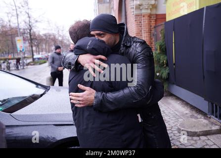 Berlino, Germania. 08th Dec, 2022. L'attore e regista Til Schweiger (l) viene abbracciato prima del servizio funerario per il defunto fondatore di McFit Rainer Schaller, morto in un incidente aereo. Credit: Annette Riedl//dpa/Alamy Live News Foto Stock